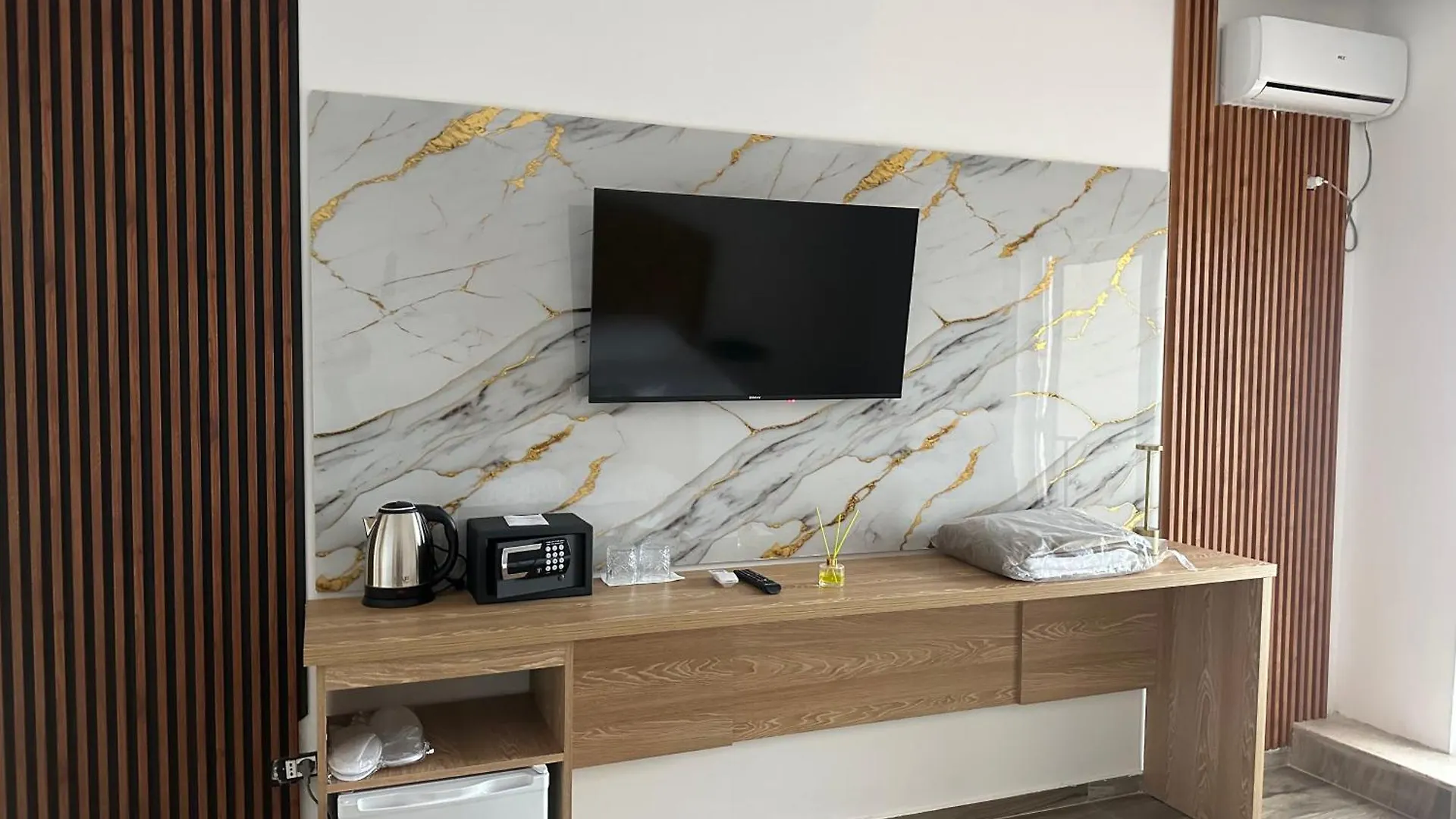 Ar Downtown Rooms Tirana 0*,  Albanien